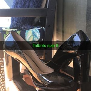 Black pumps